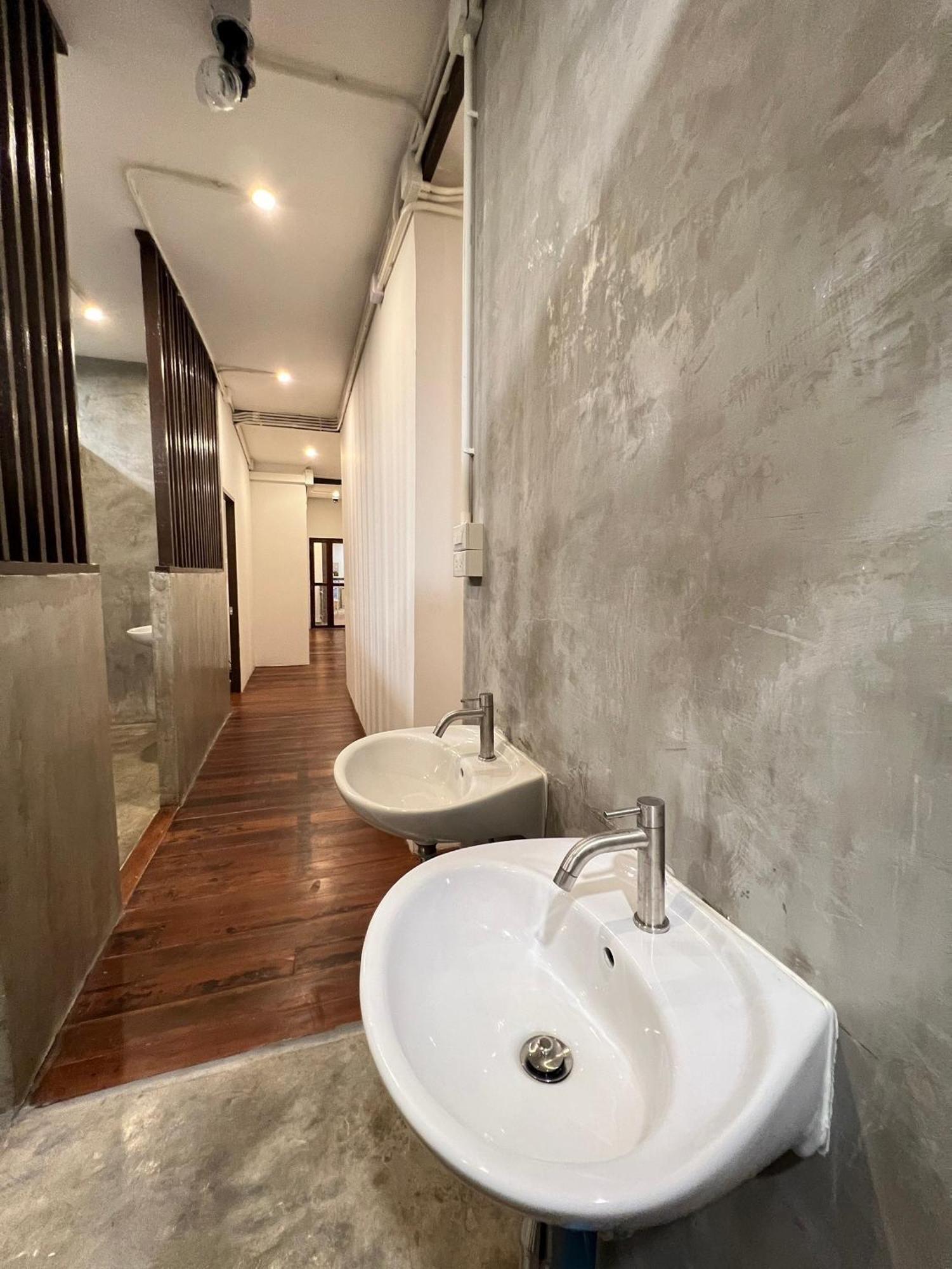 House Ju Hostel Bangkok Exterior photo